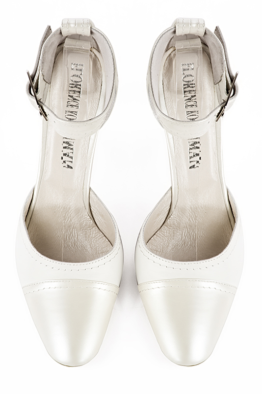 Pure white women's open side shoes, with a strap around the ankle. Round toe. High kitten heels. Top view - Florence KOOIJMAN
